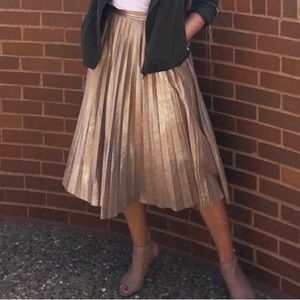 BANANA REPUBLIC pleated gold skirt. Perfect for the holidays!
